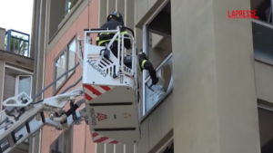 Esplosione Roma, i residenti evacuati tra crepe nei muri e finestre divelte: “Un inferno”