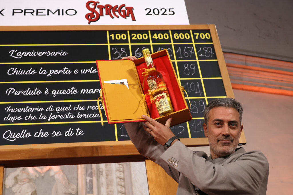 Premio Strega 2025, vince Andrea Bajani con ‘L’anniversario’ Premio Strega 2025, vince Andrea Bajani con ‘L’anniversario’