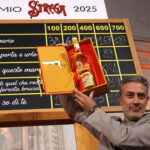 Premio Strega 2025, vince Andrea Bajani con ‘L’anniversario’