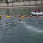 Parigi, la Senna torna balneabile dopo 100 anni: le immagini dei primi tuffi