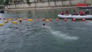 Parigi, la Senna torna balneabile dopo 100 anni: le immagini dei primi tuffi