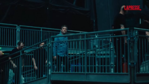 Oasis Live ’25, l’ingresso di Noel e Liam Gallagher sul palco di Cardiff: il video