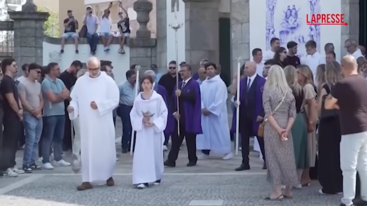 Funerali Diogo Jota, le bare lasciano la chiesa di Gondomar: l’emozione delle famiglie Funerali Diogo Jota, le bare lasciano la chiesa di Gondomar: l’emozione delle famiglie