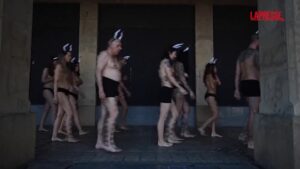 Corsa dei tori, la protesta degli animalisti a Pamplona: le immagini