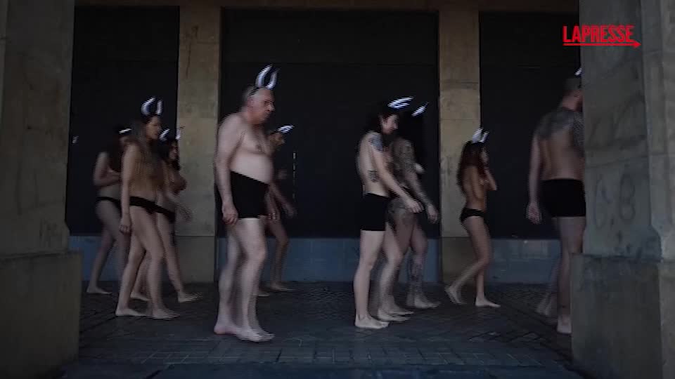 Corsa dei tori, la protesta degli animalisti a Pamplona: le immagini