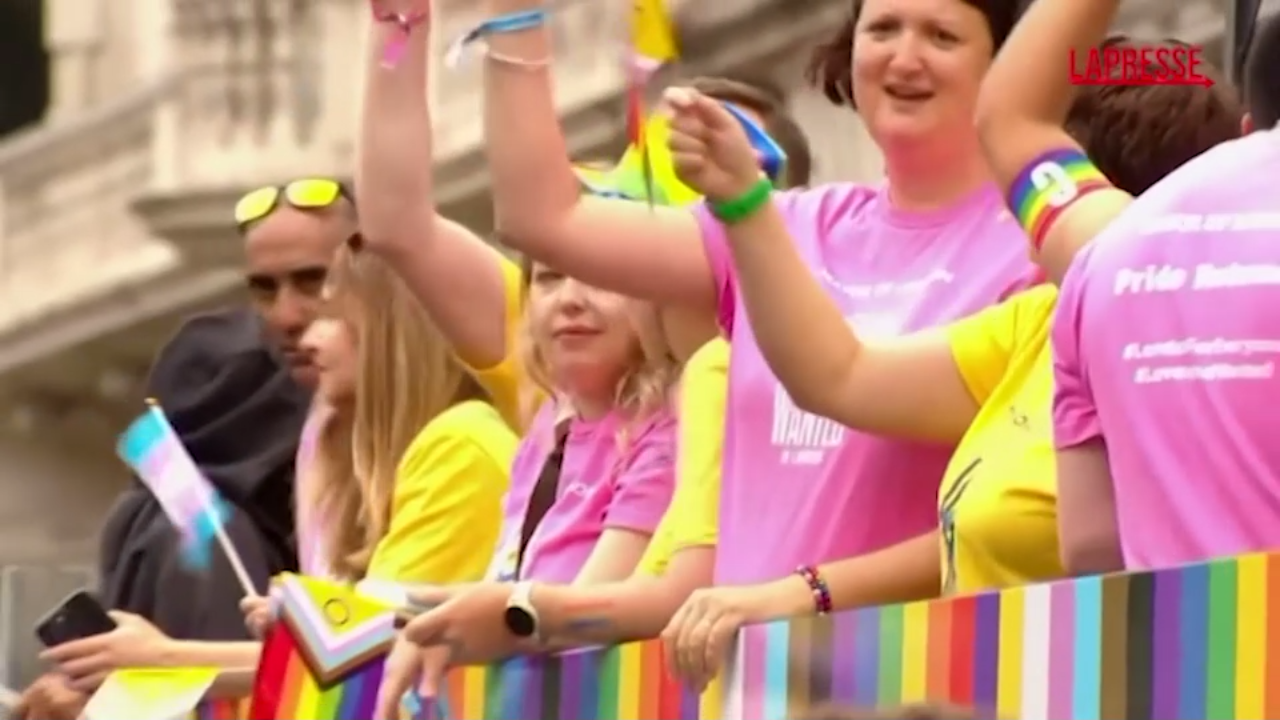 Londra, migliaia di persone al Pride Londra, migliaia di persone al Pride