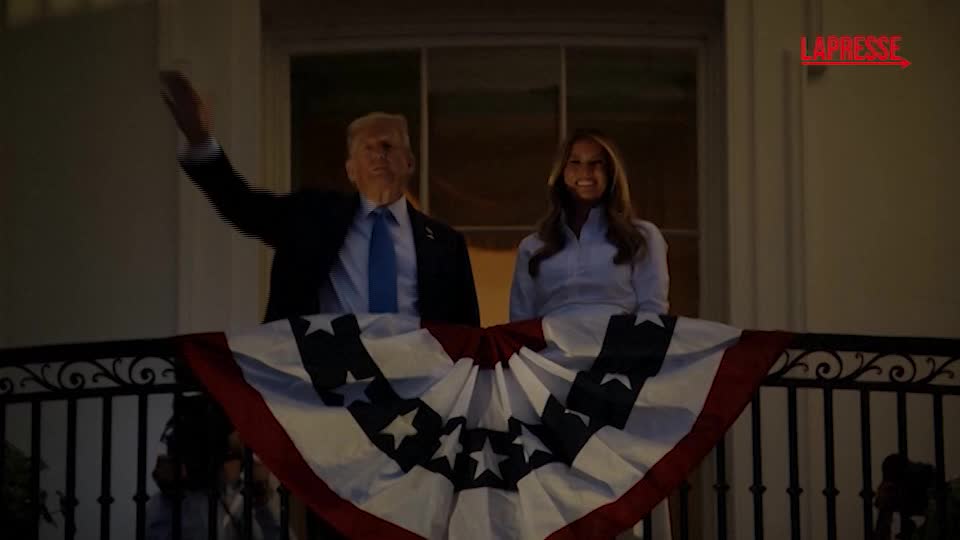 il bacio di trump e melania il siparietto virale durante i festeggiamenti del 4 luglio