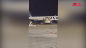 Incendio su volo Ryanair a Palma di Maiorca: i passeggeri si lanciano dalle uscite d’emergenza