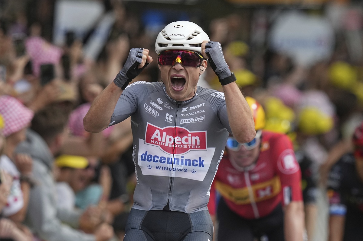 Tour de France 2025, Philipsen vince in volata ed è prima maglia gialla Tour de France 2025, Philipsen vince in volata ed è prima maglia gialla