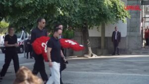 Funerali Diogo Jota, l’arrivo dei compagni di squadra del Liverpool in chiesa: le immagini