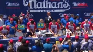 4 luglio, Joey Chestnut vince il ‘Nathan’s Hot Dog Eating Contest”
