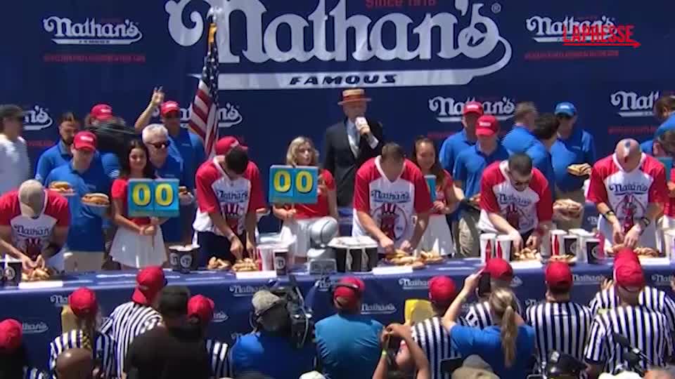 4 luglio, Joey Chestnut vince il ‘Nathan’s Hot Dog Eating Contest” 4 luglio, Joey Chestnut vince il ‘Nathan’s Hot Dog Eating Contest”
