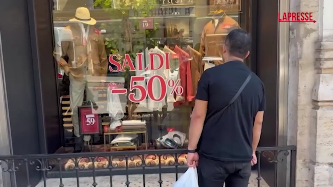Roma, primo giorno di saldi: il caldo torrido non frena gli acquisti Roma, primo giorno di saldi: il caldo torrido non frena gli acquisti