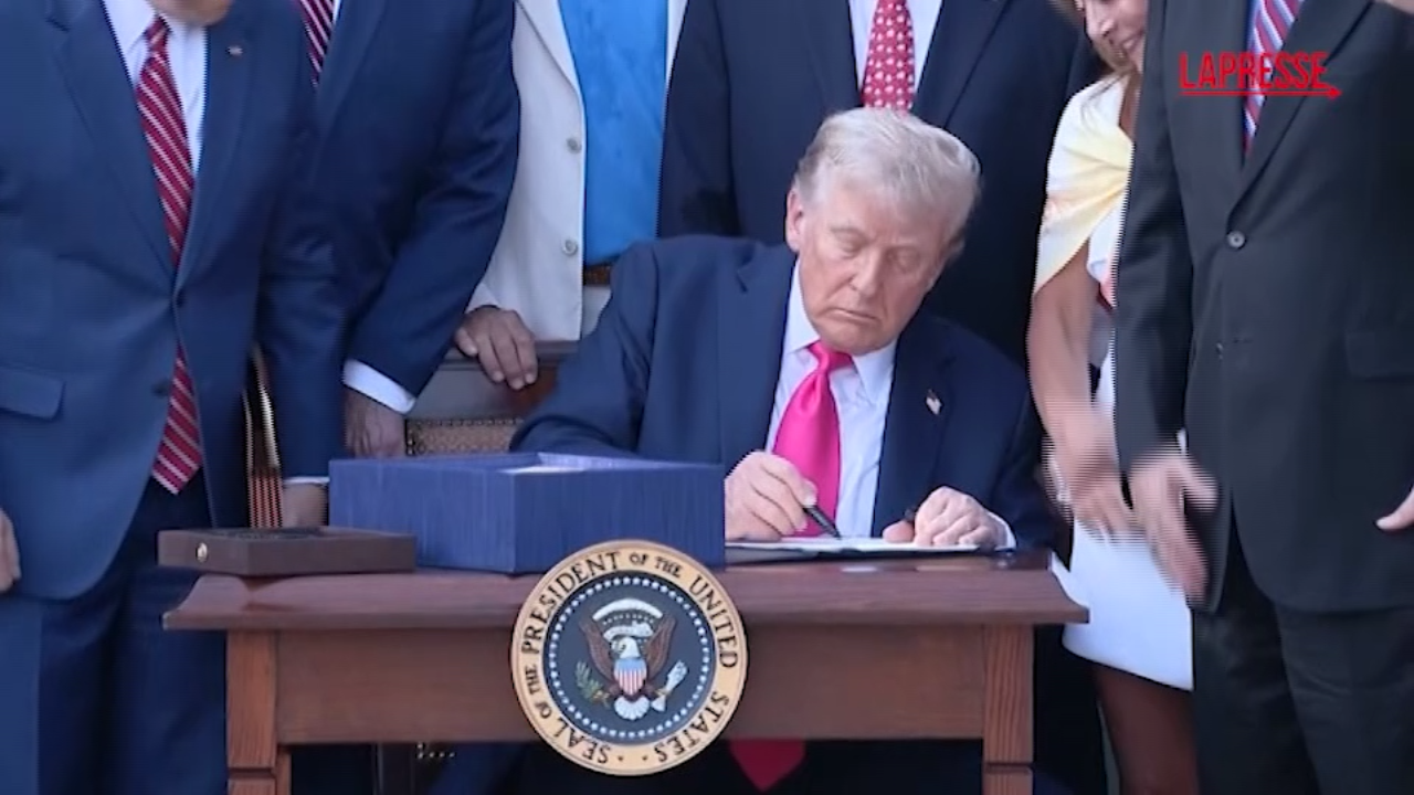 Casa Bianca, Trump firma la legge su tagli alla spesa e agevolazioni fiscali: le immagini Casa Bianca, Trump firma la legge su tagli alla spesa e agevolazioni fiscali: le immagini