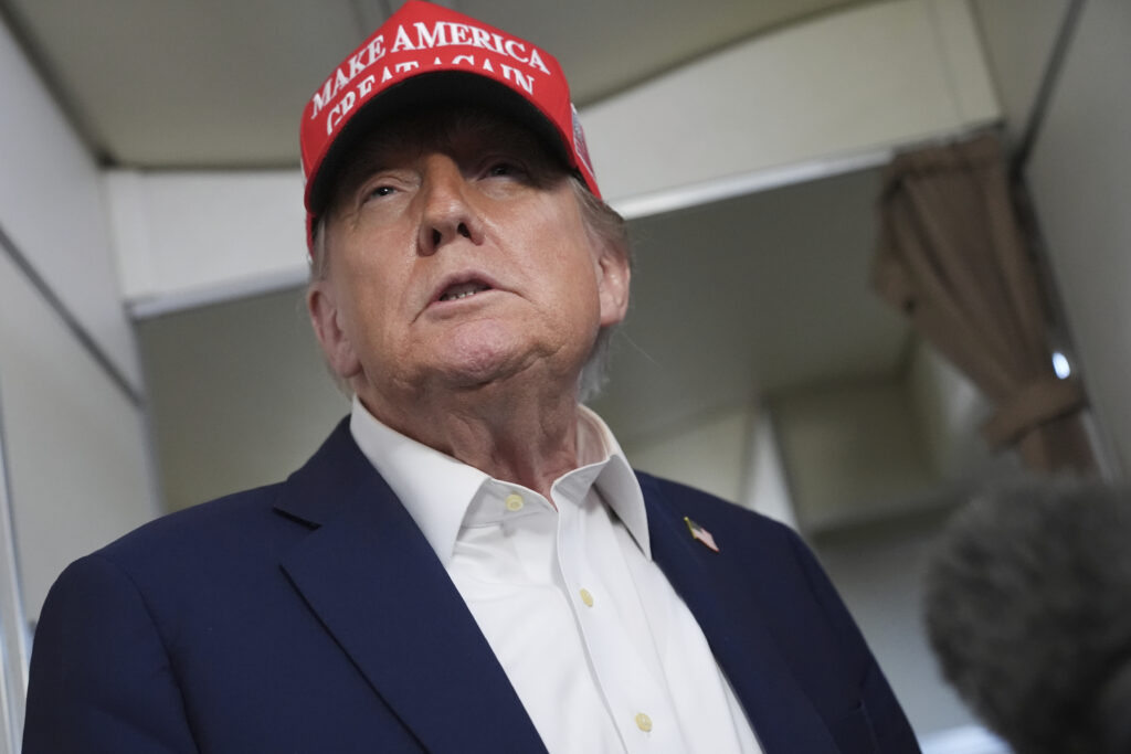 Dazi, Trump firma lettere per 12 Paesi: “Partiranno lunedì” Dazi, Trump firma lettere per 12 Paesi: “Partiranno lunedì”