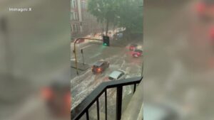 Milano, violento nubifragio: strade allagate e raffiche di vento