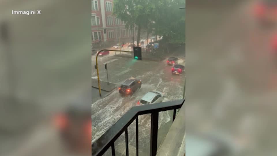 Milano, violento nubifragio: strade allagate e raffiche di vento Milano, violento nubifragio: strade allagate e raffiche di vento