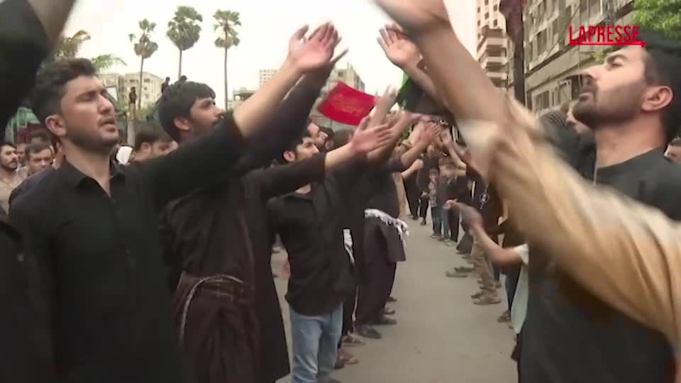 Pakistan, i musulmani sciiti di Karachi celebrano l’Ashura Pakistan, i musulmani sciiti di Karachi celebrano l’Ashura