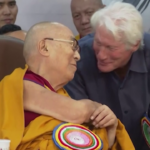 India, il Dalai Lama compie 90 anni e ‘festeggia’ con Richard Gere: “Spero di arrivare ai 130”