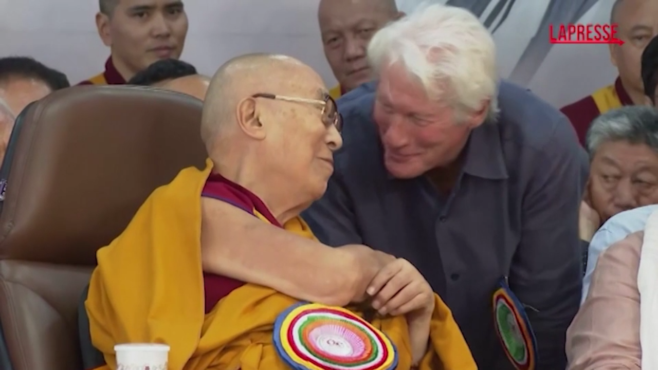 India, il Dalai Lama compie 90 anni e ‘festeggia’ con Richard Gere: “Spero di arrivare ai 130” India, il Dalai Lama compie 90 anni e ‘festeggia’ con Richard Gere: “Spero di arrivare ai 130”