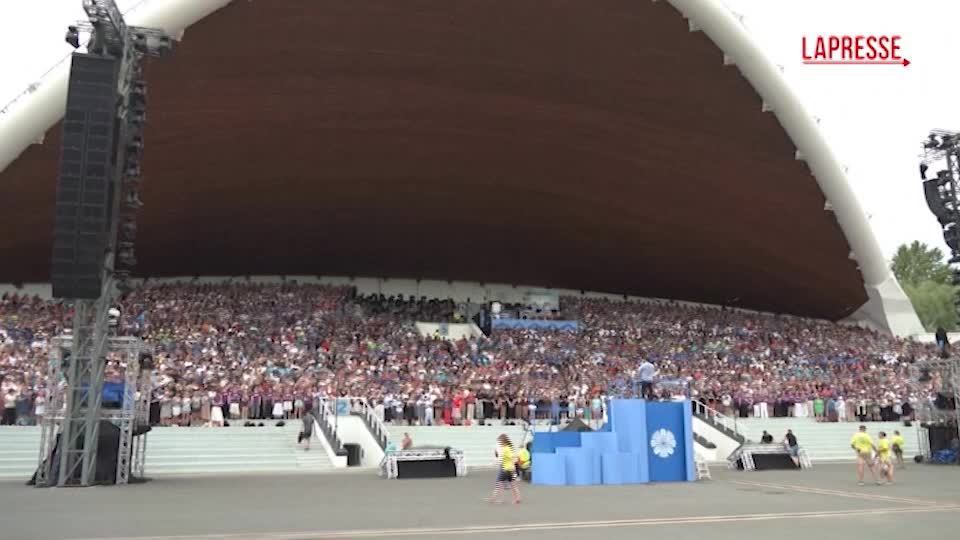 Estonia, coro di 21mila persone esegue i canti tradizionali che ispirarono la Rivoluzione Cantata contro l’Urss Estonia, coro di 21mila persone esegue i canti tradizionali che ispirarono la Rivoluzione Cantata contro l’Urss