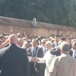 Castel Gandolfo, il Papa arriva a piedi e saluta i fedeli