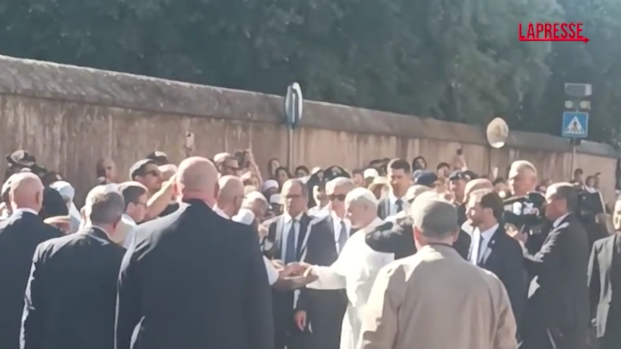 Castel Gandolfo, il Papa arriva a piedi e saluta i fedeli Castel Gandolfo, il Papa arriva a piedi e saluta i fedeli