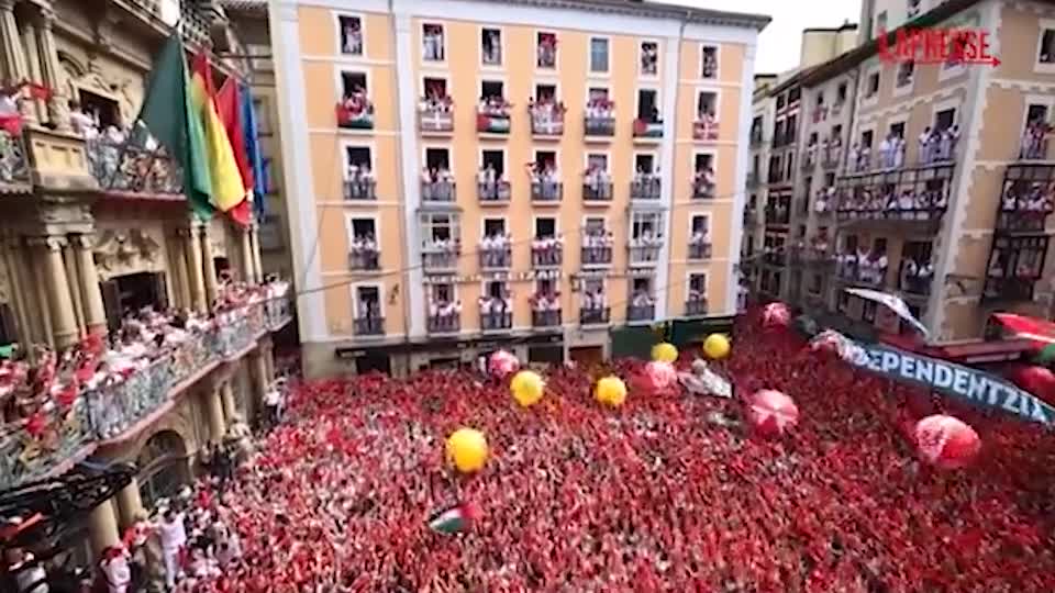 Pamplona, inizia la festa di San Fermin: migliaia in piazza prima della corsa dei tori Pamplona, inizia la festa di San Fermin: migliaia in piazza prima della corsa dei tori