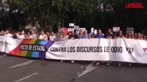 Pride, a Madrid migliaia nelle strade: le immagini della parata più grande d’Europa