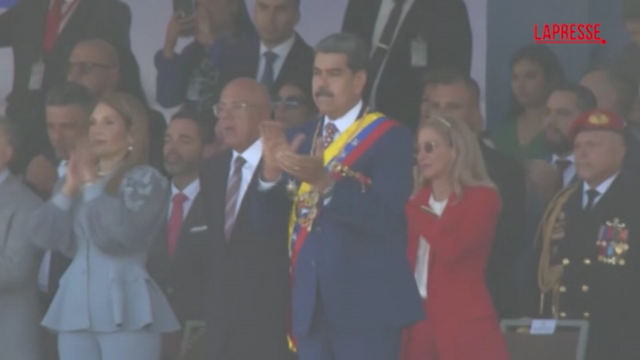 Venezuela, Maduro partecipa alla parata militare per il Giorno dell’Indipendenza Venezuela, Maduro partecipa alla parata militare per il Giorno dell’Indipendenza