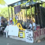 Ostaggi detenuti a Gaza: un rabbino israeliano si rinchiude in una gabbia per protestata