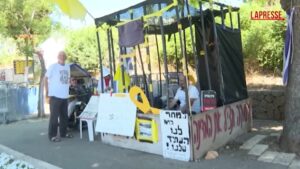 Ostaggi detenuti a Gaza: un rabbino israeliano si rinchiude in una gabbia per protestata