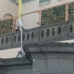 Papa Leone XIV si affaccia dal terrazzo di Villa Barberini e saluta fedeli