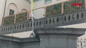 Papa Leone XIV si affaccia dal terrazzo di Villa Barberini e saluta fedeli
