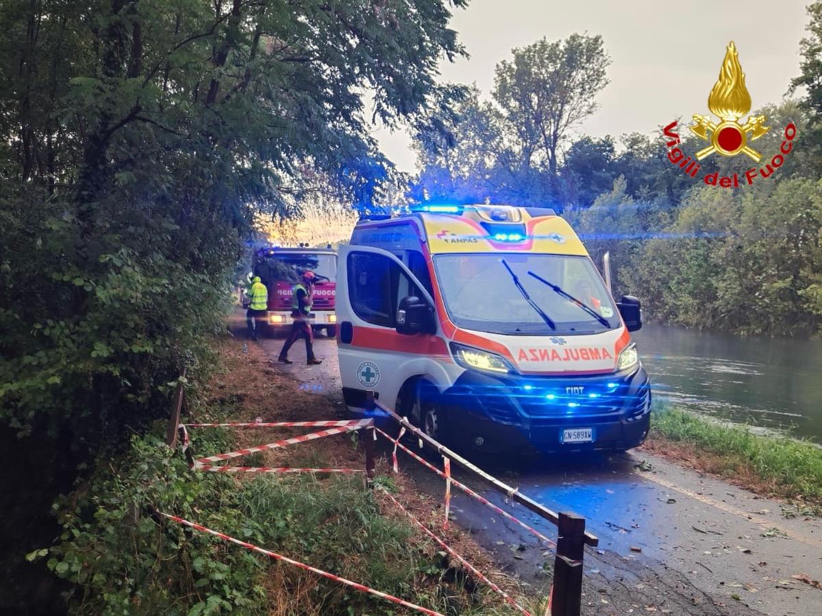 Vigili del Fuoco e un'ambulanza sul luogo in provincia di Milano dove una donna è rimasta uccisa dopo essere stata colpita da un albero in seguito a un nubifragio