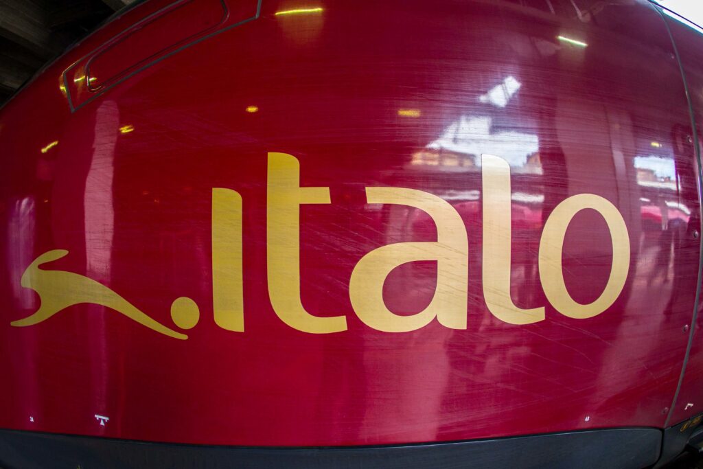 Maltempo, treno Italo colpito da un fulmine fermo vicino Milano: ritardi Maltempo, treno Italo colpito da un fulmine fermo vicino Milano: ritardi