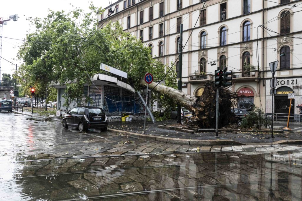 Maltempo al Nord, un morto e tre feriti nel milanese. Oggi allerta in 12 regioni Maltempo al Nord, un morto e tre feriti nel milanese. Oggi allerta in 12 regioni