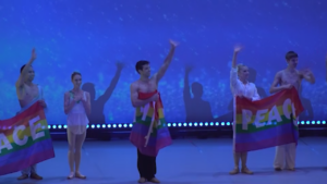 Roberto Bolle all'Expo di Osaka manifesta per la pace