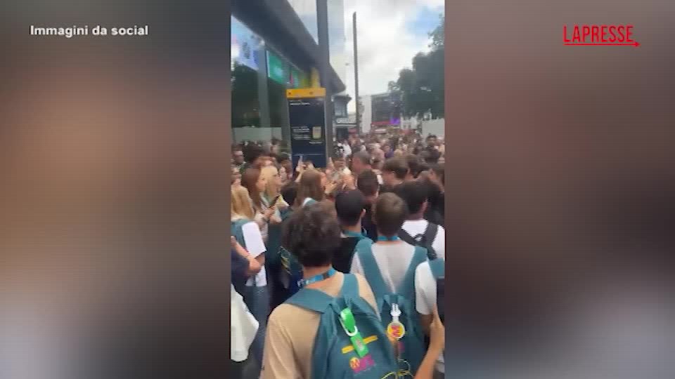 Amadeus fermato a Londra da alcuni giovani italiani: il video virale sui social Amadeus fermato a Londra da alcuni giovani italiani: il video virale sui social