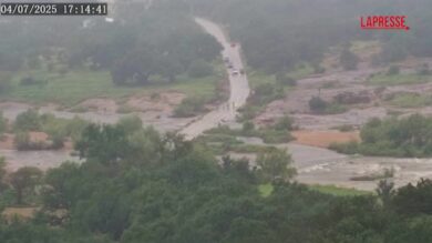 Texas, il timelapse dell'acqua che sale e inonda la strada