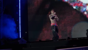 Tony Effe, il trapper al Circo Massimo con tanti amici sul palco