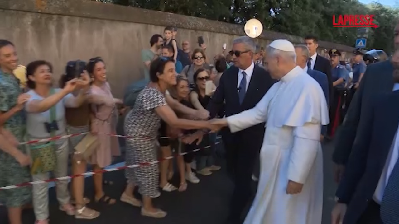Papa Leone XIV, l’arrivo a Castel Gandolfo e l’accoglienza dei fedeli: le immagini Papa Leone XIV, l’arrivo a Castel Gandolfo e l’accoglienza dei fedeli: le immagini