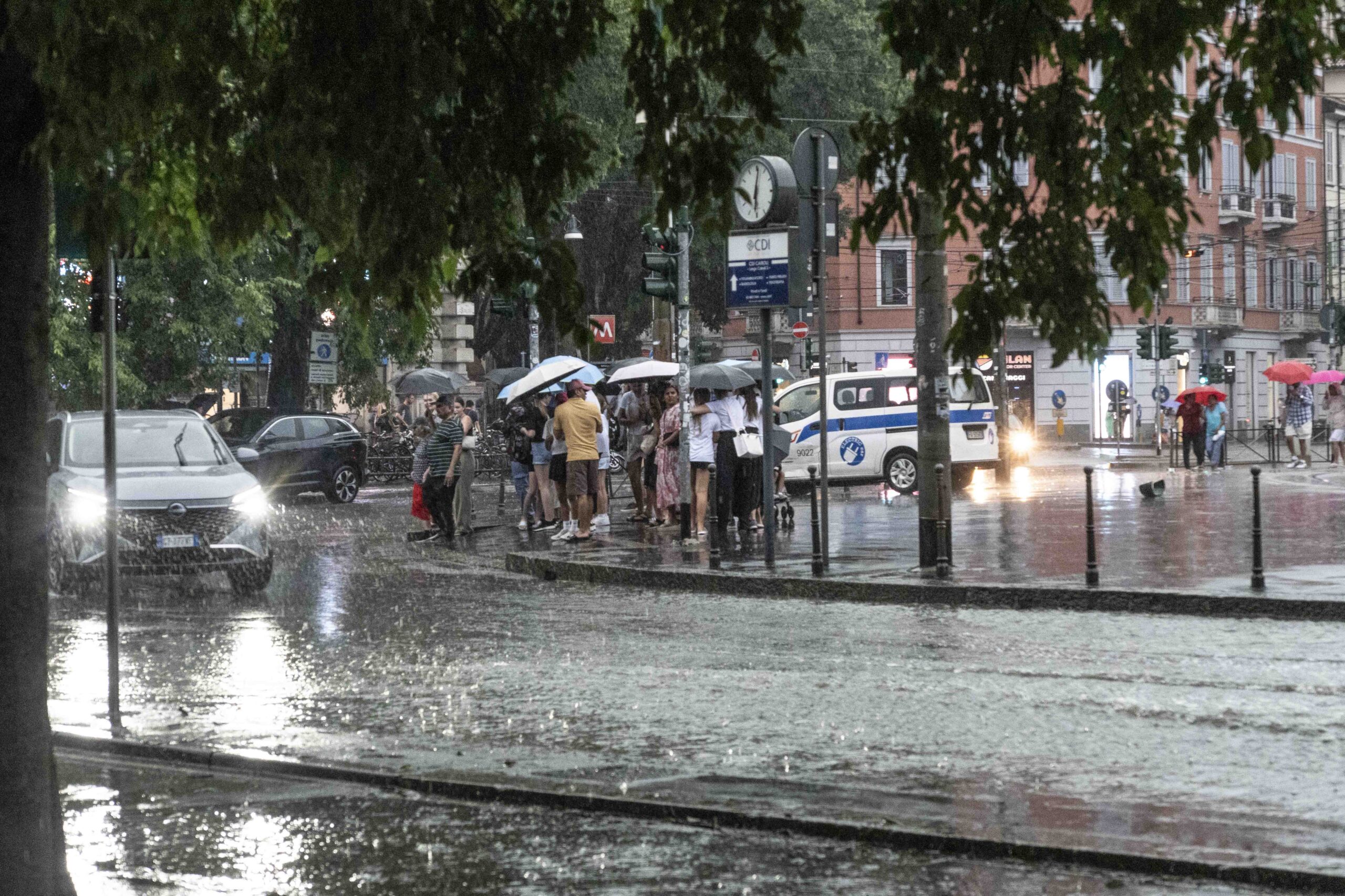 Maltempo al Nord, un morto e tre feriti nel milanese. Oggi allerta in 12 regioni
