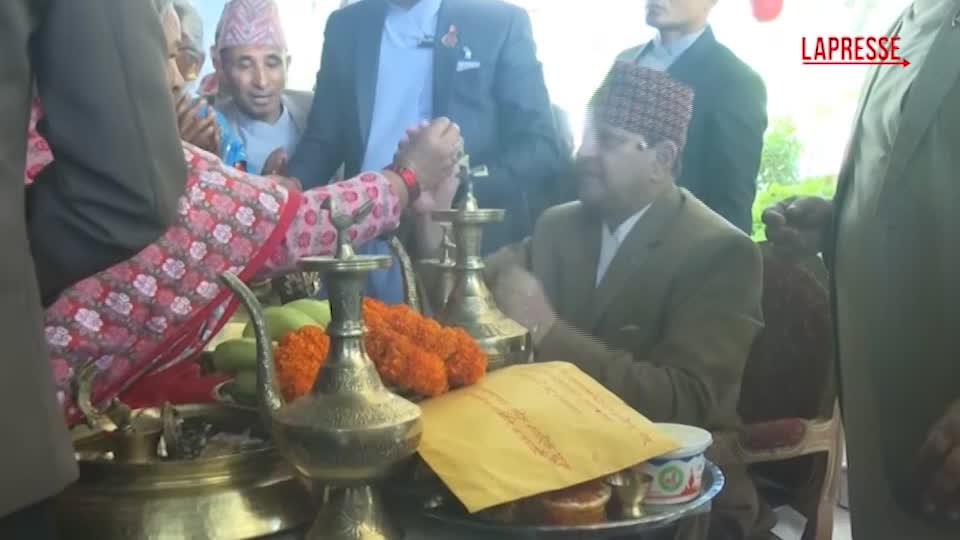 Nepal, i supporter celebrano il re deposto nel giorno del suo compleanno Nepal, i supporter celebrano il re deposto nel giorno del suo compleanno