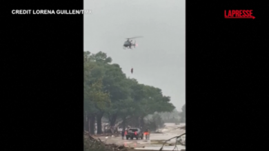 Texas, l'incredibile salvataggio in elicottero di una persona bloccata nelle inondazioni
