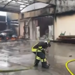Treviso, incendio a Cordignano in una ditta di pannelli fotovoltaici: le immagini dei soccorsi