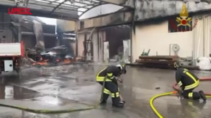Treviso, incendio a Cordignano in una ditta di pannelli fotovoltaici: le immagini dei soccorsi