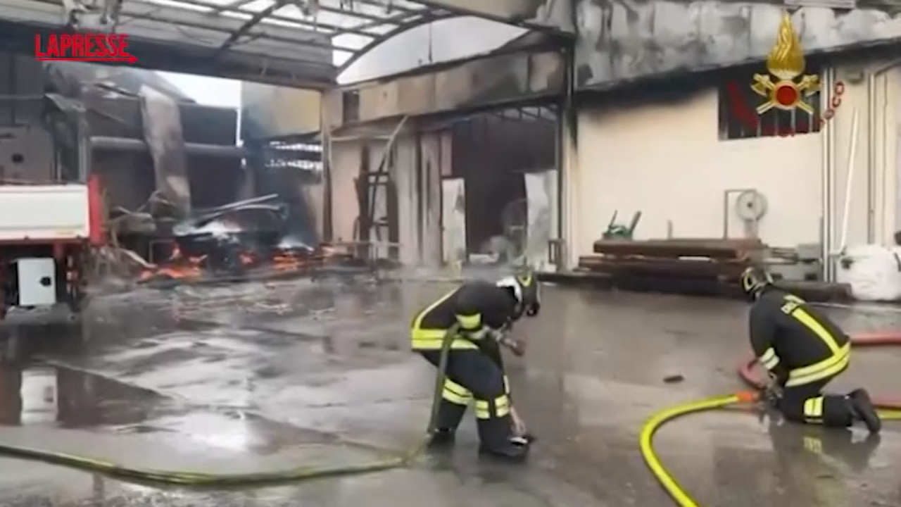 Treviso, incendio a Cordignano in una ditta di pannelli fotovoltaici: le immagini dei soccorsi Treviso, incendio a Cordignano in una ditta di pannelli fotovoltaici: le immagini dei soccorsi