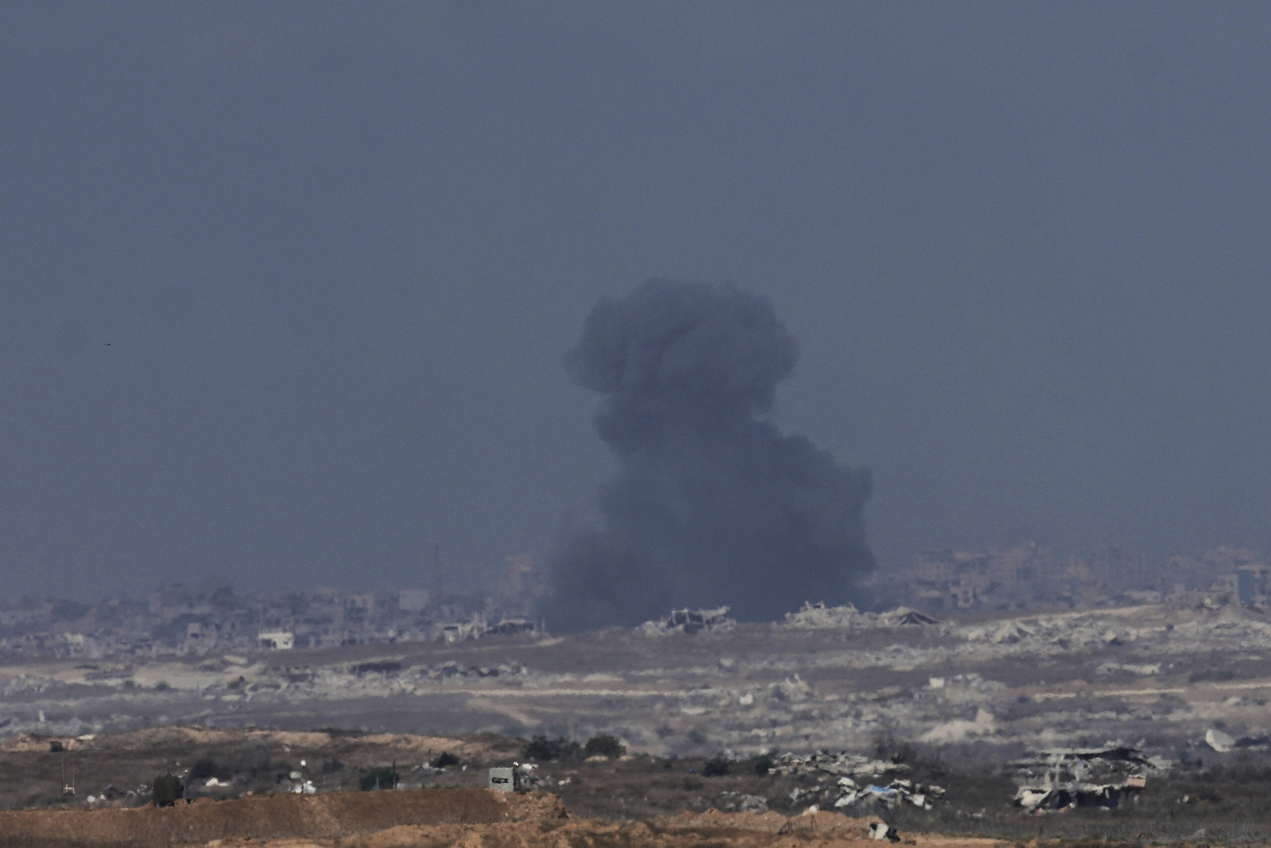 Gaza, media: 14 morti nella Striscia nei raid israeliani all’alba. Netanyahu da Trump
