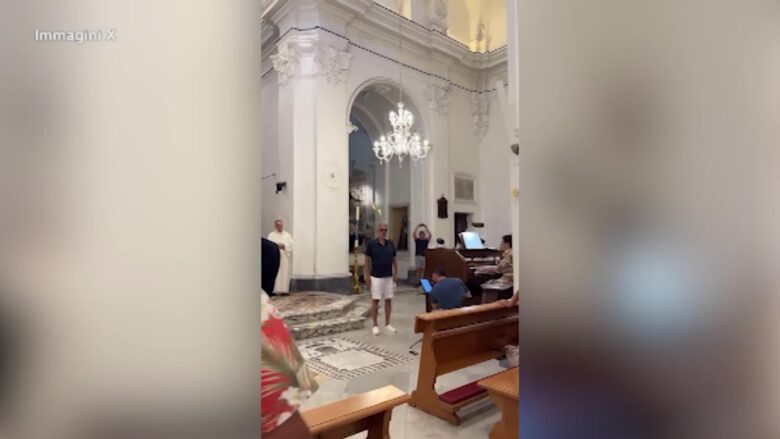 Capri, sorpresa di Andrea Bocelli: canta l'Ave Maria in chiesa